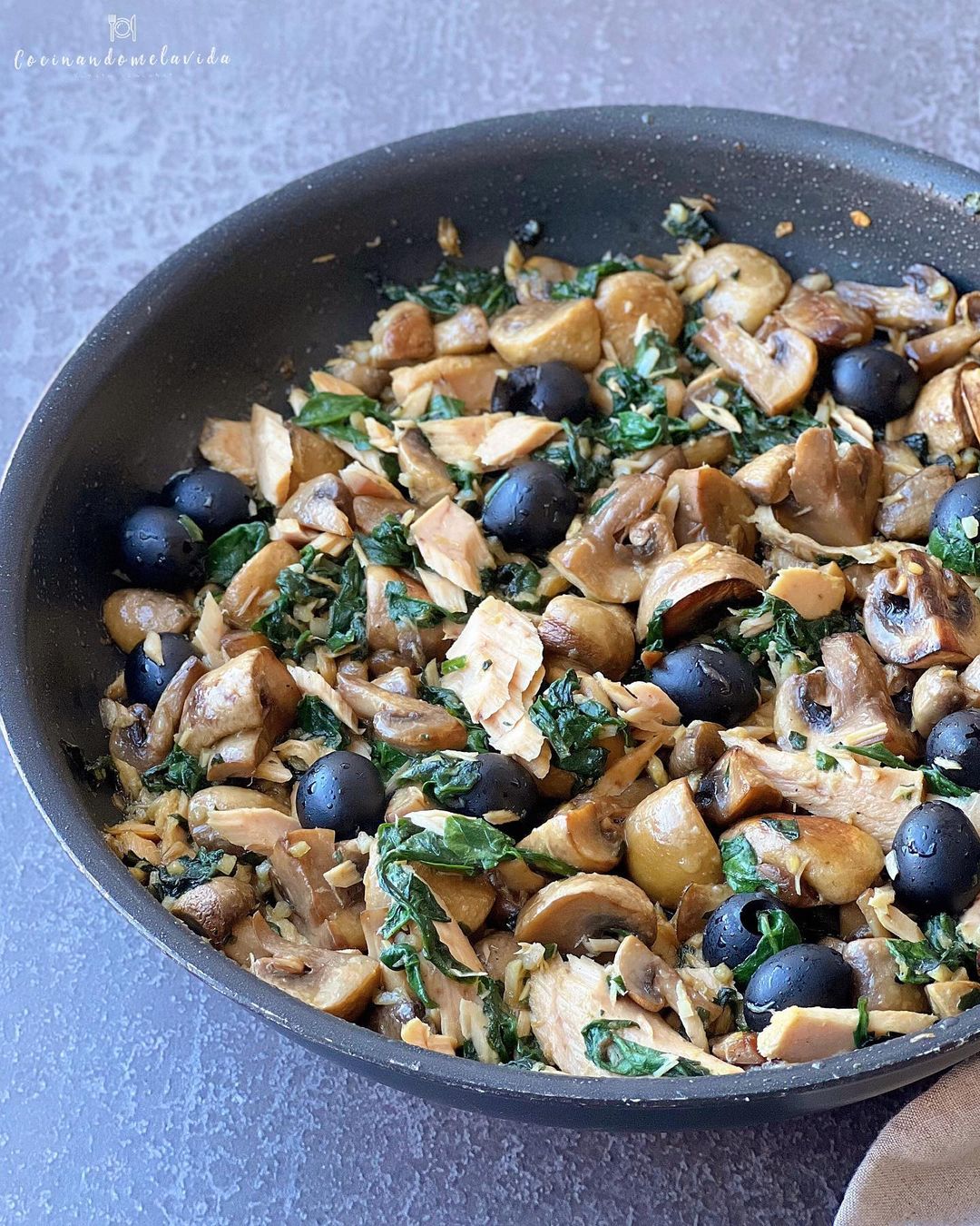 CHAMPIÑONES CON ESPINACAS Y BONITO