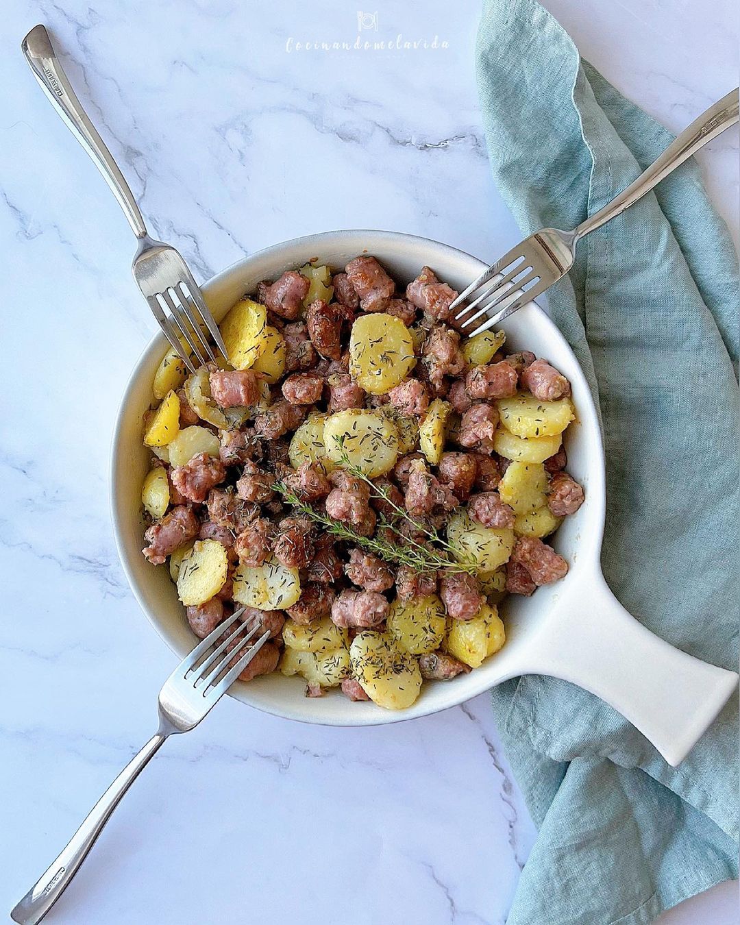 SARTENADA DE SALCHICHAS DE POLLO CON PATATAS AL TOMILLO
