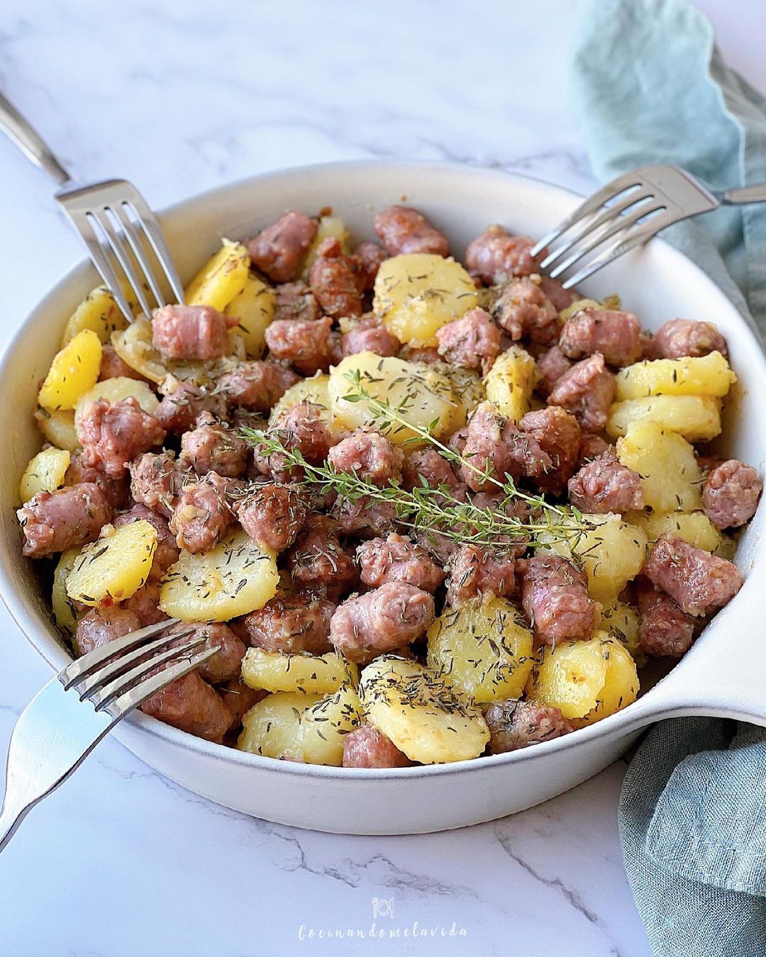 SARTENADA DE SALCHICHAS DE POLLO CON PATATAS AL TOMILLO