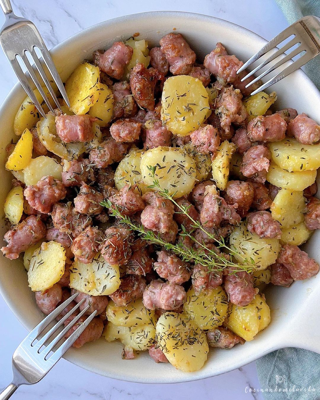 SARTENADA DE SALCHICHAS DE POLLO CON PATATAS AL TOMILLO