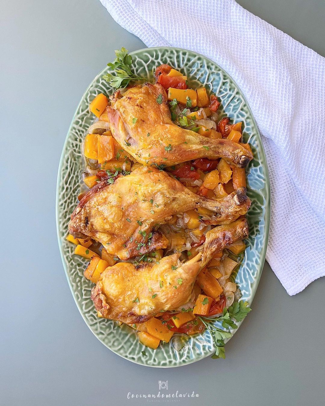MUSLOS DE POLLO AL HORNO CON VERDURAS