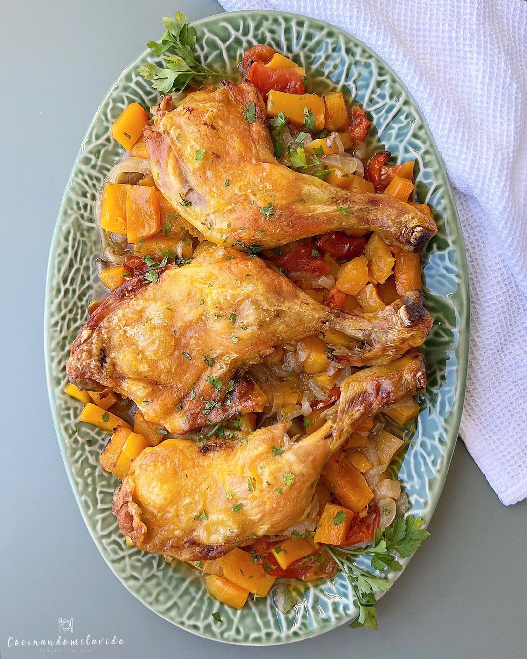 MUSLOS DE POLLO AL HORNO CON VERDURAS