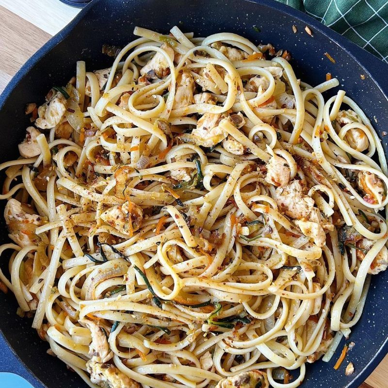LINGUINI CON VERDURAS Y POLLO