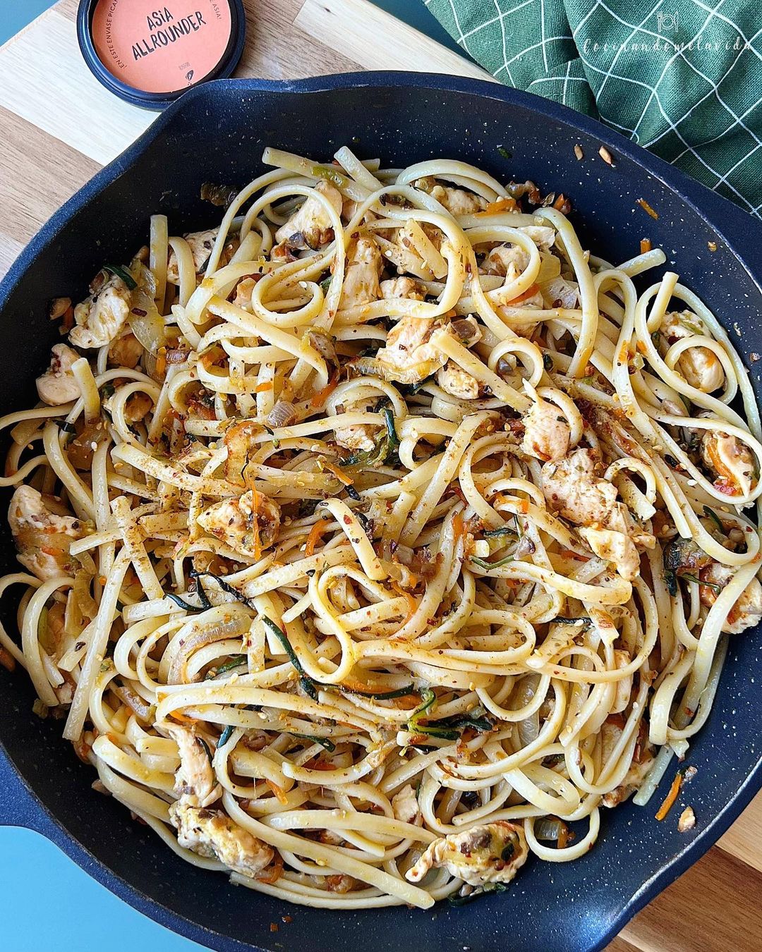 LINGUINI CON VERDURAS Y POLLO