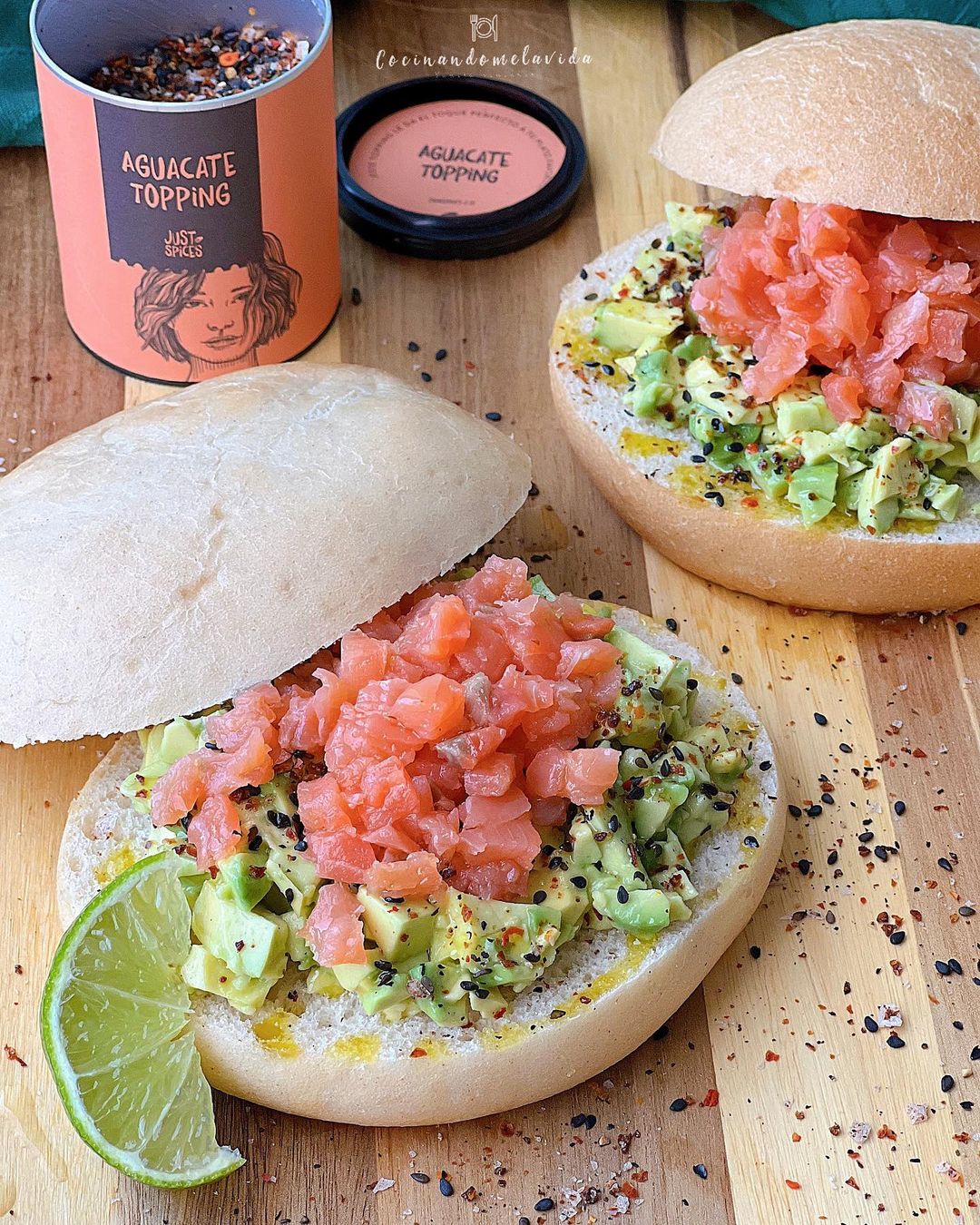 MOLLETES CON AGUACATE Y SALMÓN