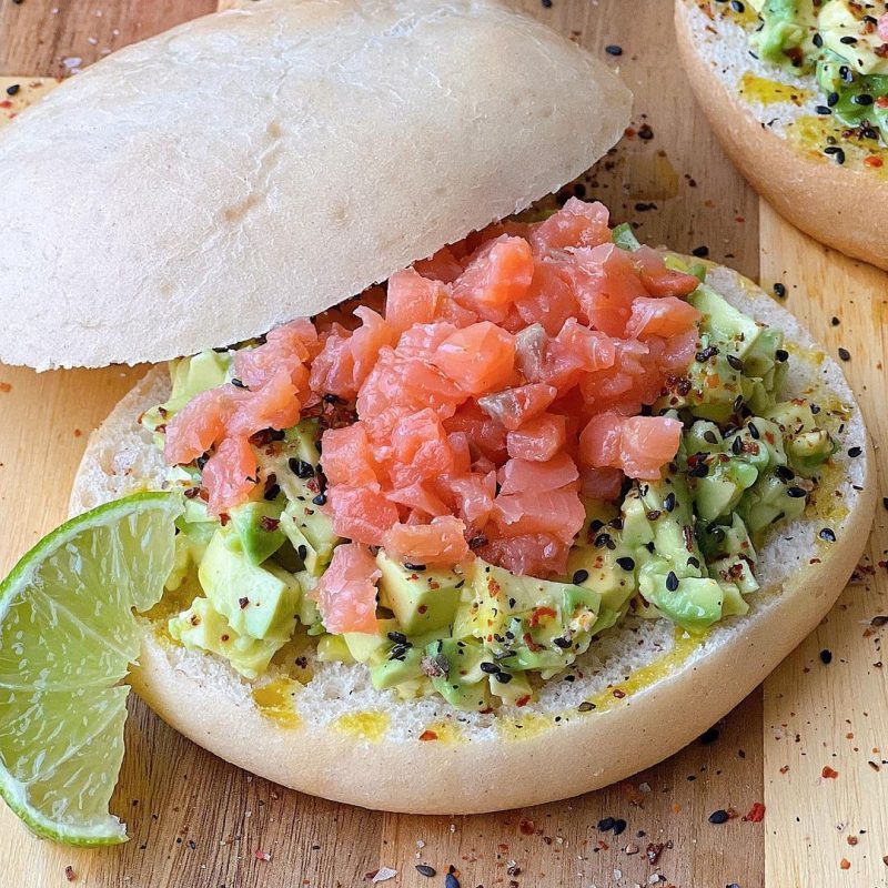 MOLLETES CON AGUACATE Y SALMÓN