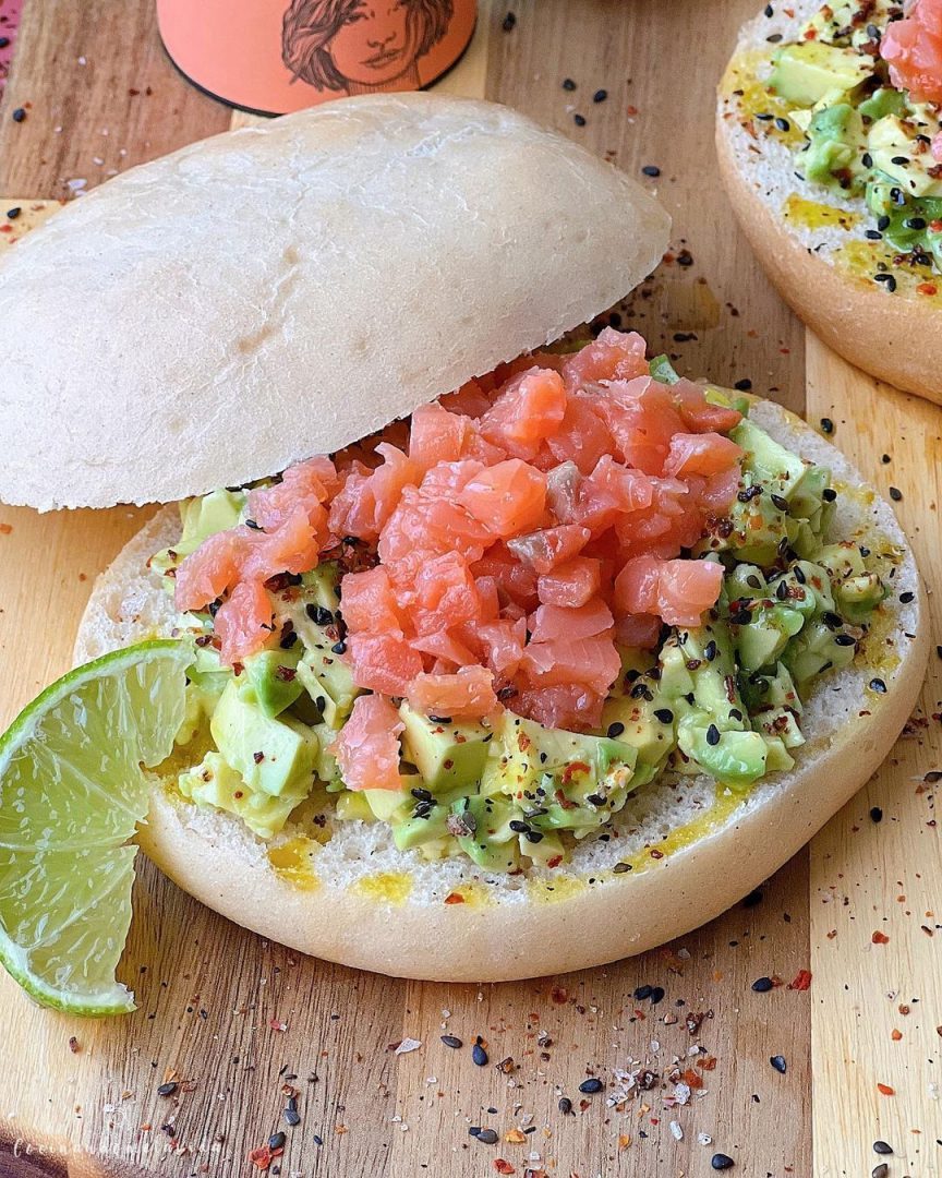 MOLLETES CON AGUACATE Y SALMÓN
