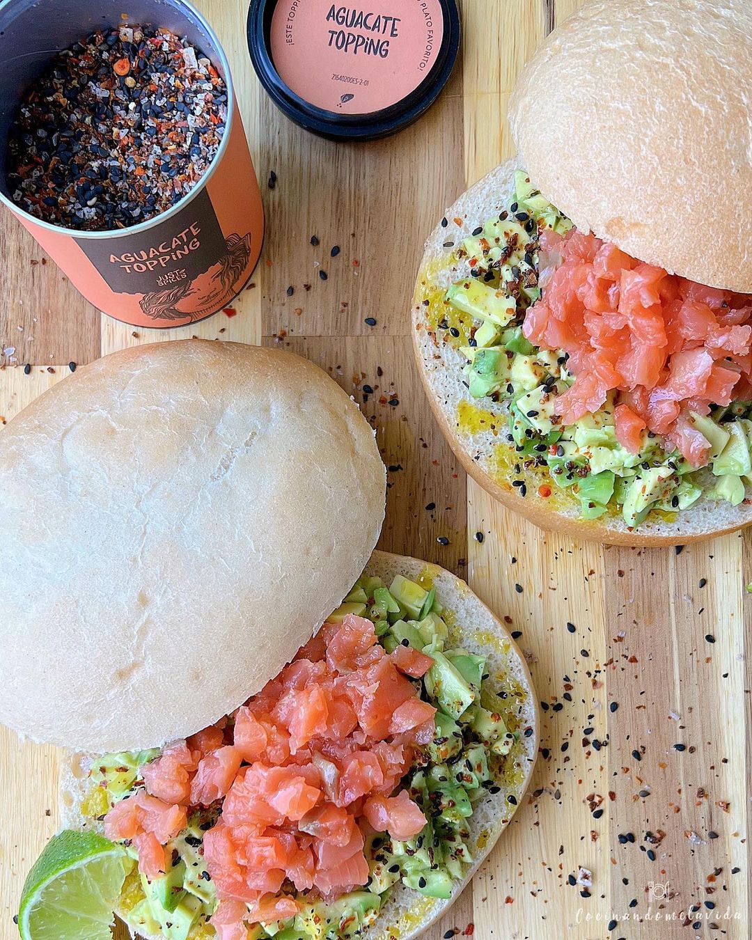 MOLLETES CON AGUACATE Y SALMÓN