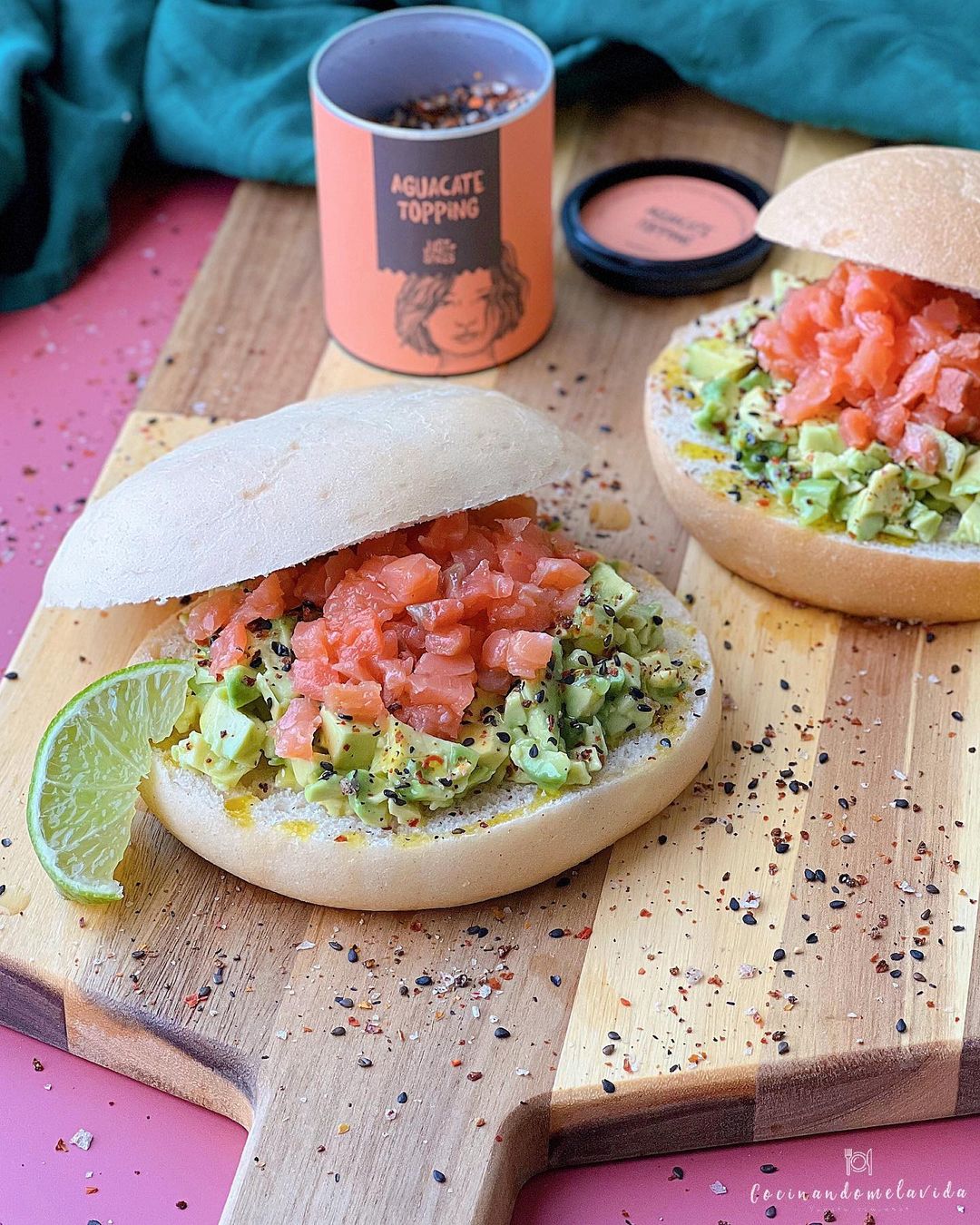 MOLLETES CON AGUACATE Y SALMÓN