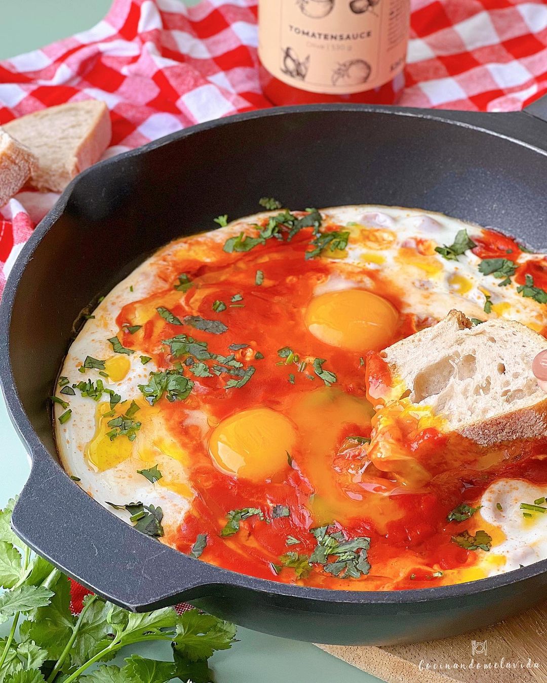 SARTENADA DE HUEVOS CON TOMATE Y MOZZARELLA