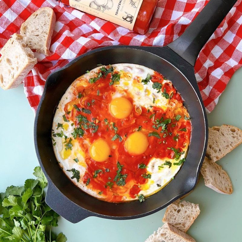 SARTENADA DE HUEVOS CON TOMATE Y MOZZARELLA