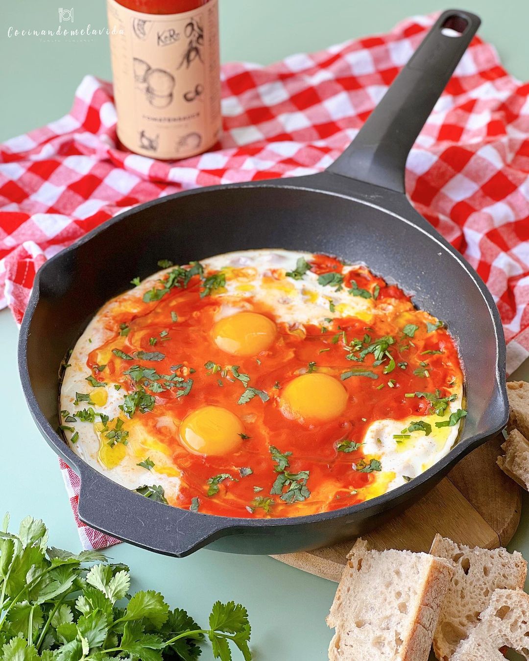 5 CENAS LIGERAS Y RÁPIDAS PARA LA VUELTA A LA RUTINA SARTENADA DE HUEVOS CON TOMATE Y MOZZARELLA