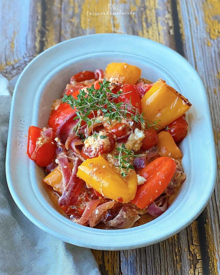 TRIO DE PIMIENTOS, CEBOLLA Y TOMATES CON FETA