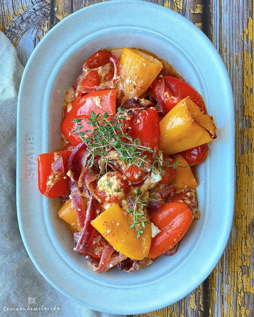 TRIO DE PIMIENTOS, CEBOLLA Y TOMATES CON FETA