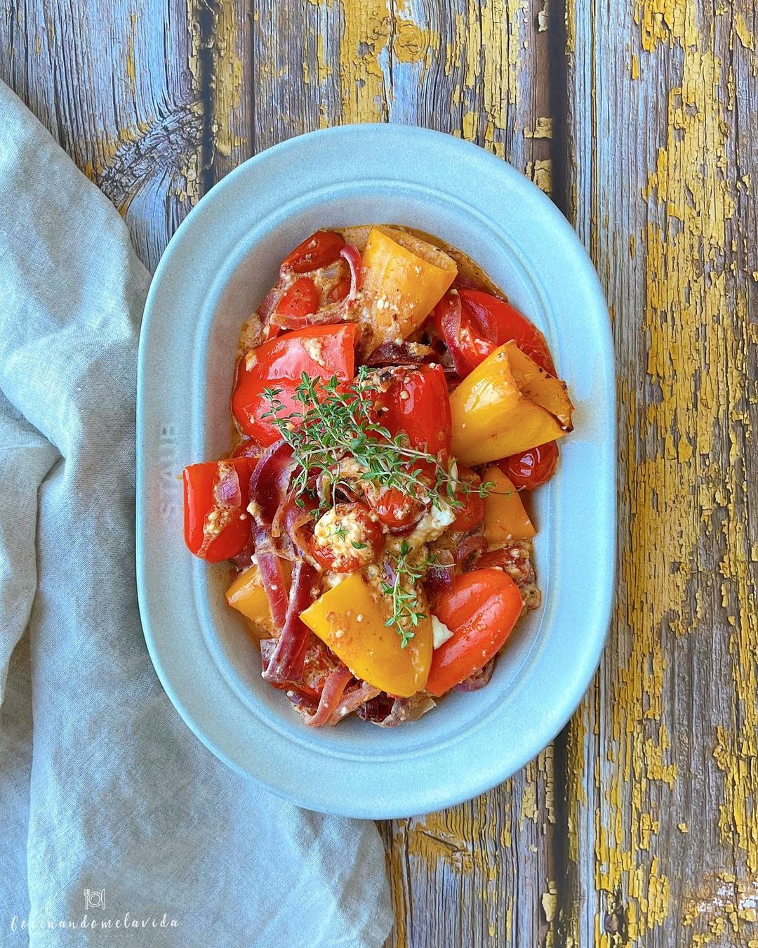 TRIO DE PIMIENTOS, CEBOLLA Y TOMATES CON FETA
