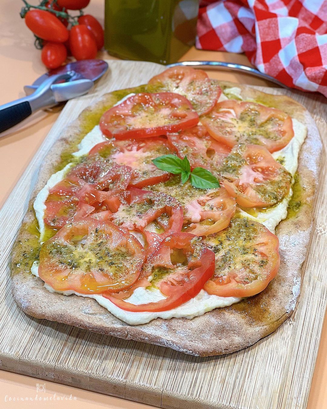 PIZZA MULTICEREALES CON TOMATES Y PESTO DE PISTACHO