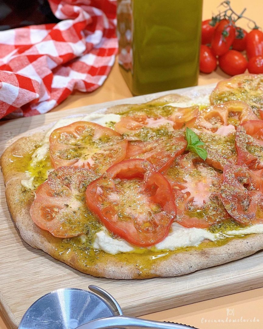 PIZZA MULTICEREALES CON TOMATES Y PESTO DE PISTACHO