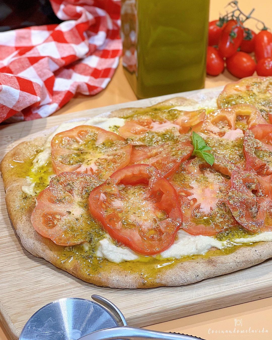 PIZZA MULTICEREALES CON TOMATES Y PESTO DE PISTACHO