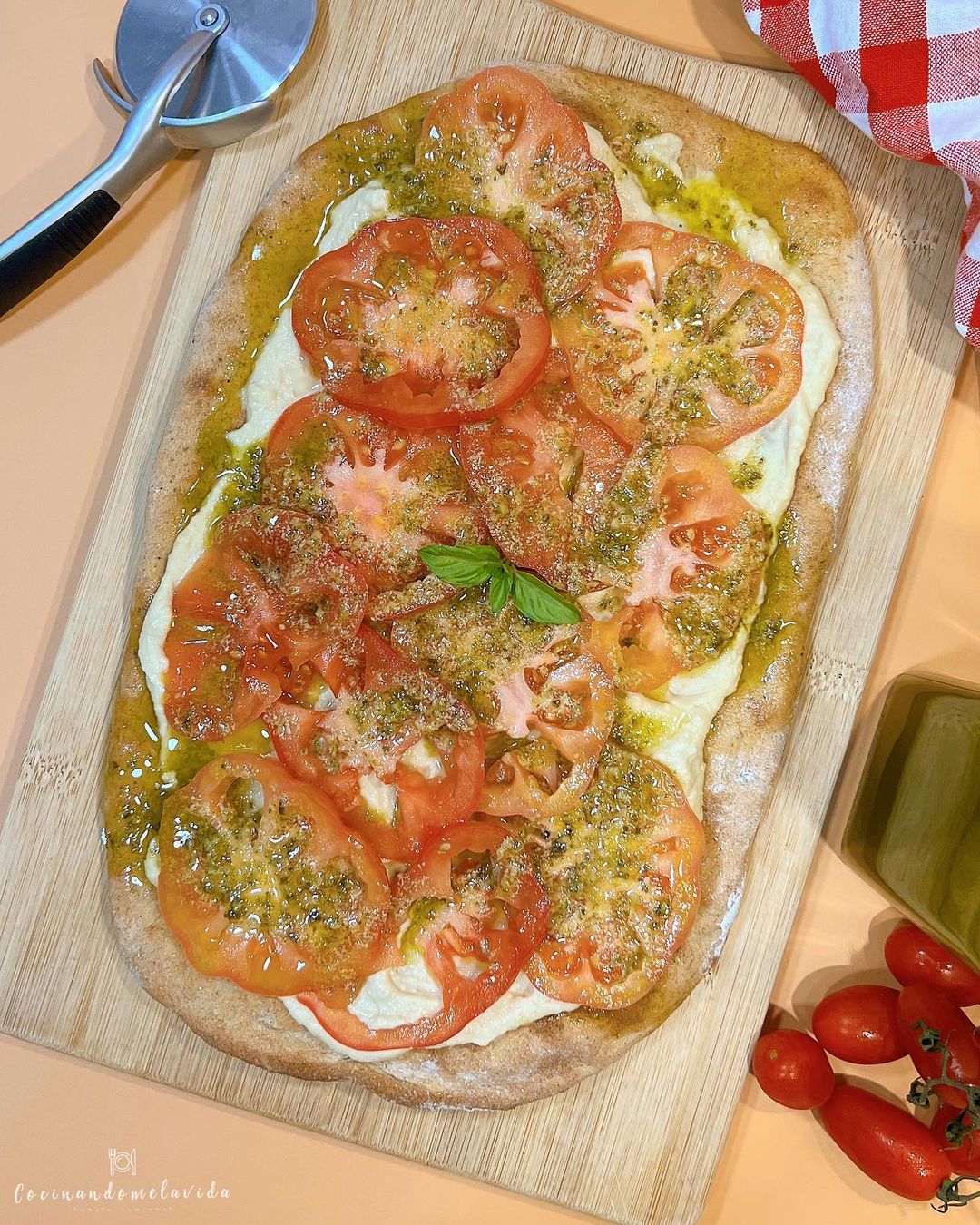 PIZZA MULTICEREALES CON TOMATES Y PESTO DE PISTACHO