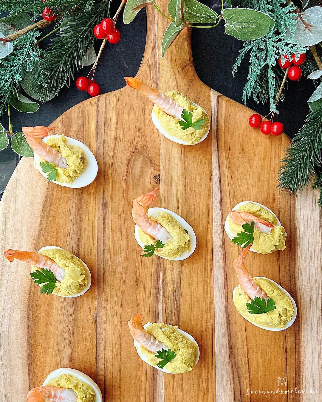 HUEVOS RELLENOS DE AGUACATE CON LANGOSTINOS