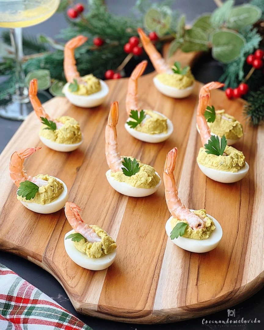 HUEVOS RELLENOS DE AGUACATE CON LANGOSTINOS