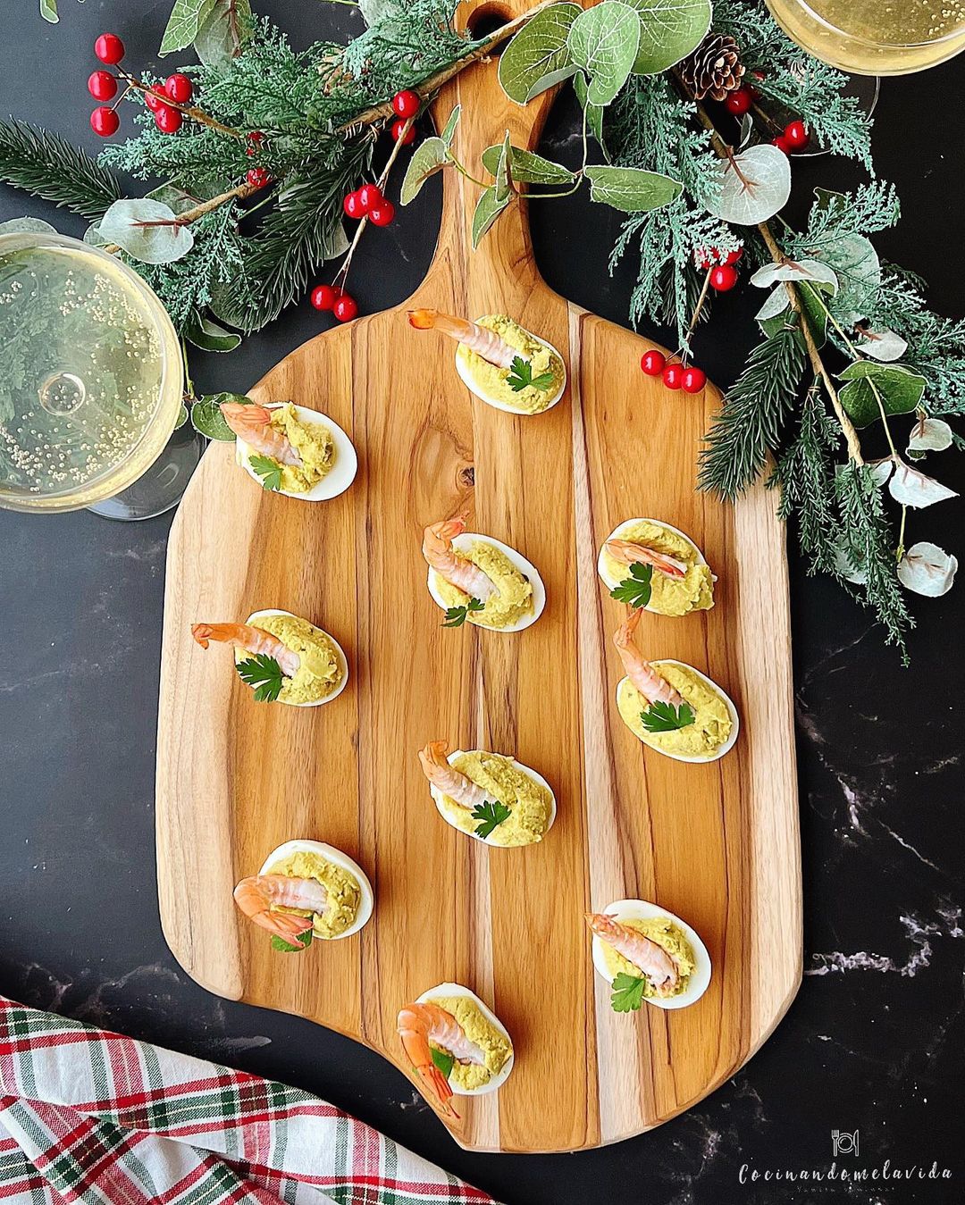 HUEVOS RELLENOS DE AGUACATE CON LANGOSTINOS