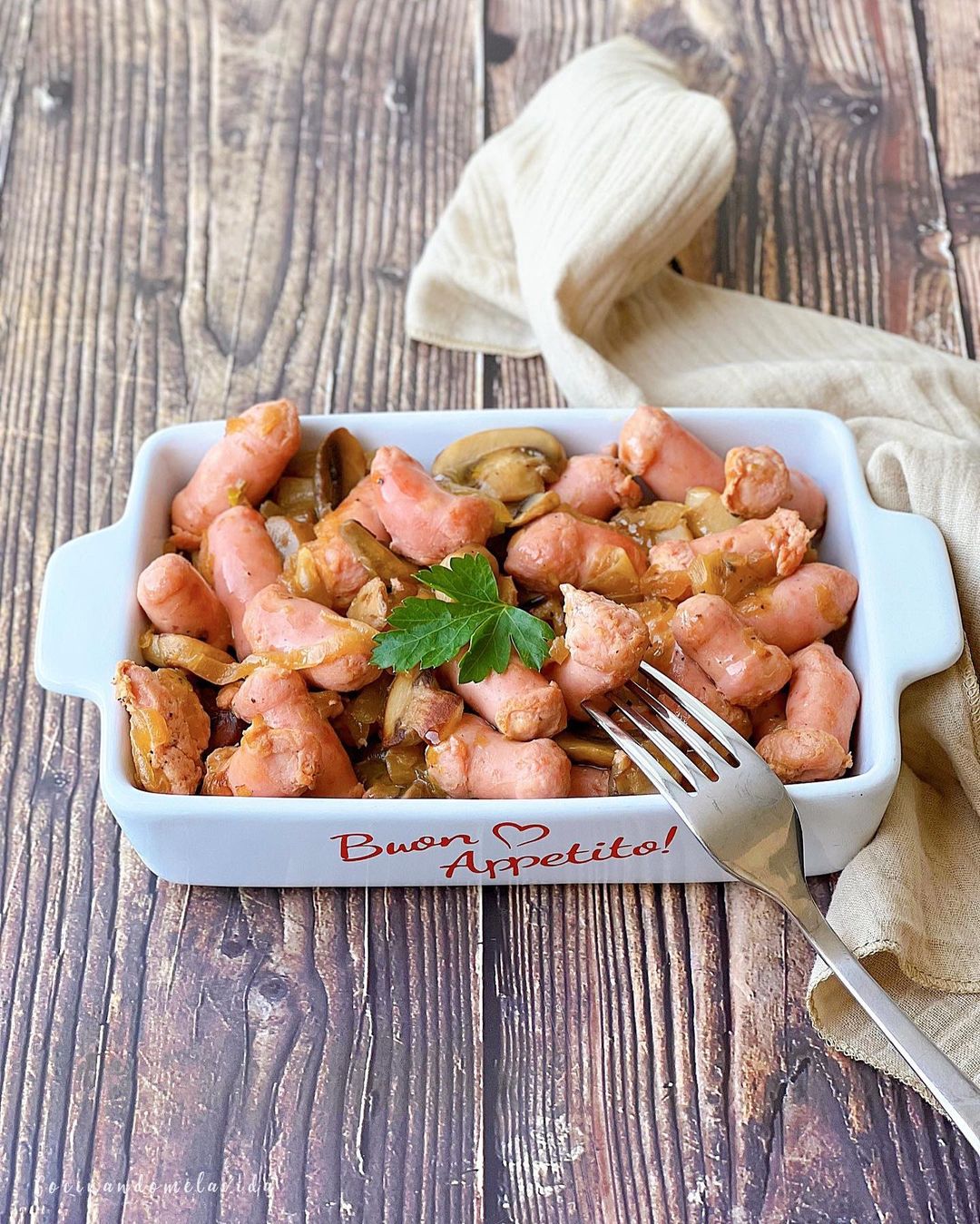 SALCHICHAS DE POLLO CON CEBOLLA Y CHAMPIÑONES