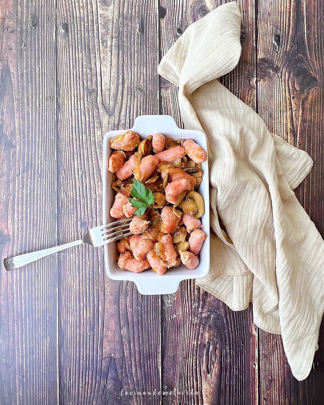 SALCHICHAS DE POLLO CON CEBOLLA Y CHAMPIÑONES