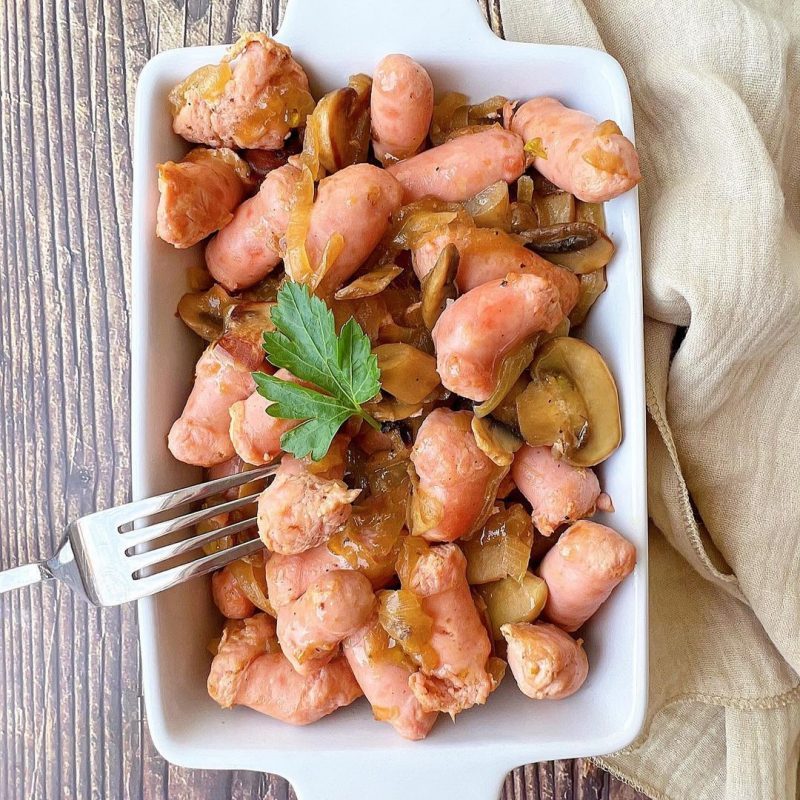 SALCHICHAS DE POLLO CON CEBOLLA Y CHAMPIÑONES