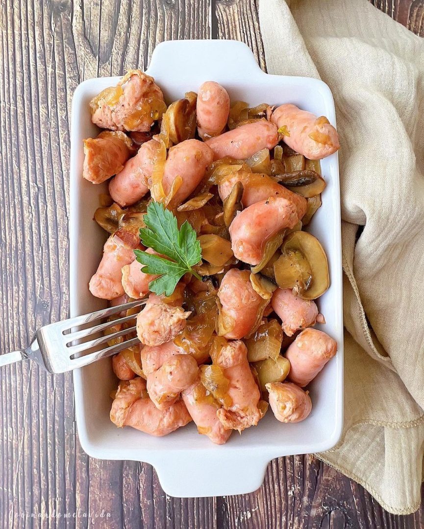 SALCHICHAS DE POLLO CON CEBOLLA Y CHAMPIÑONES