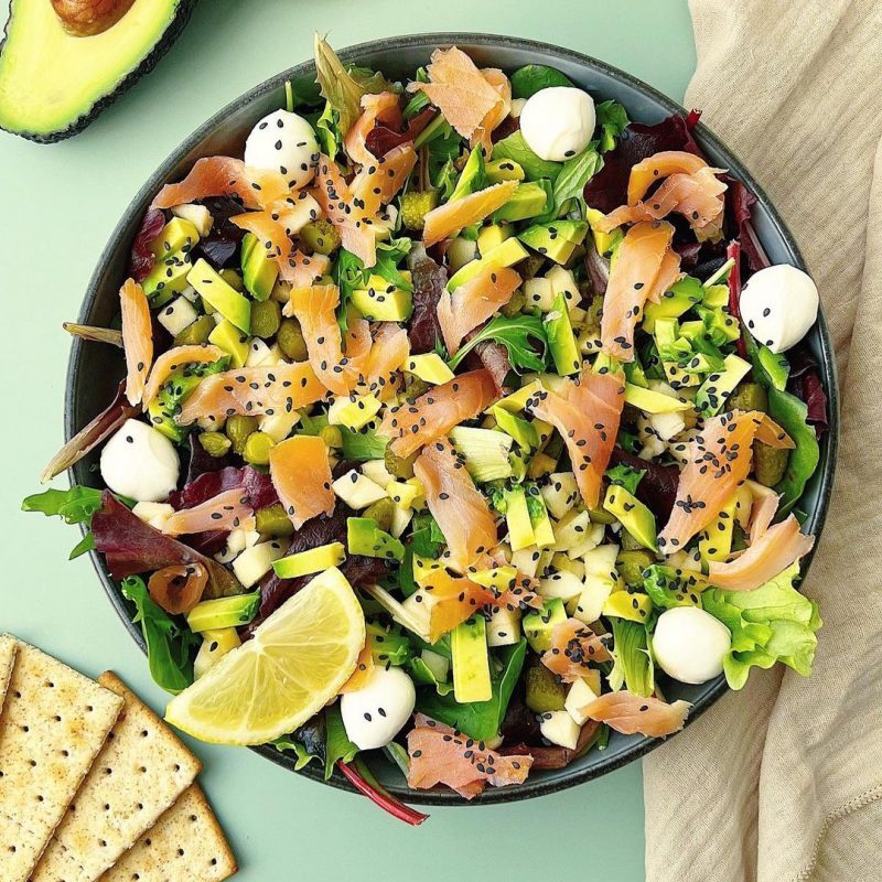 ENSALADA DE SALMÓN AHUMADO Y AGUACATE