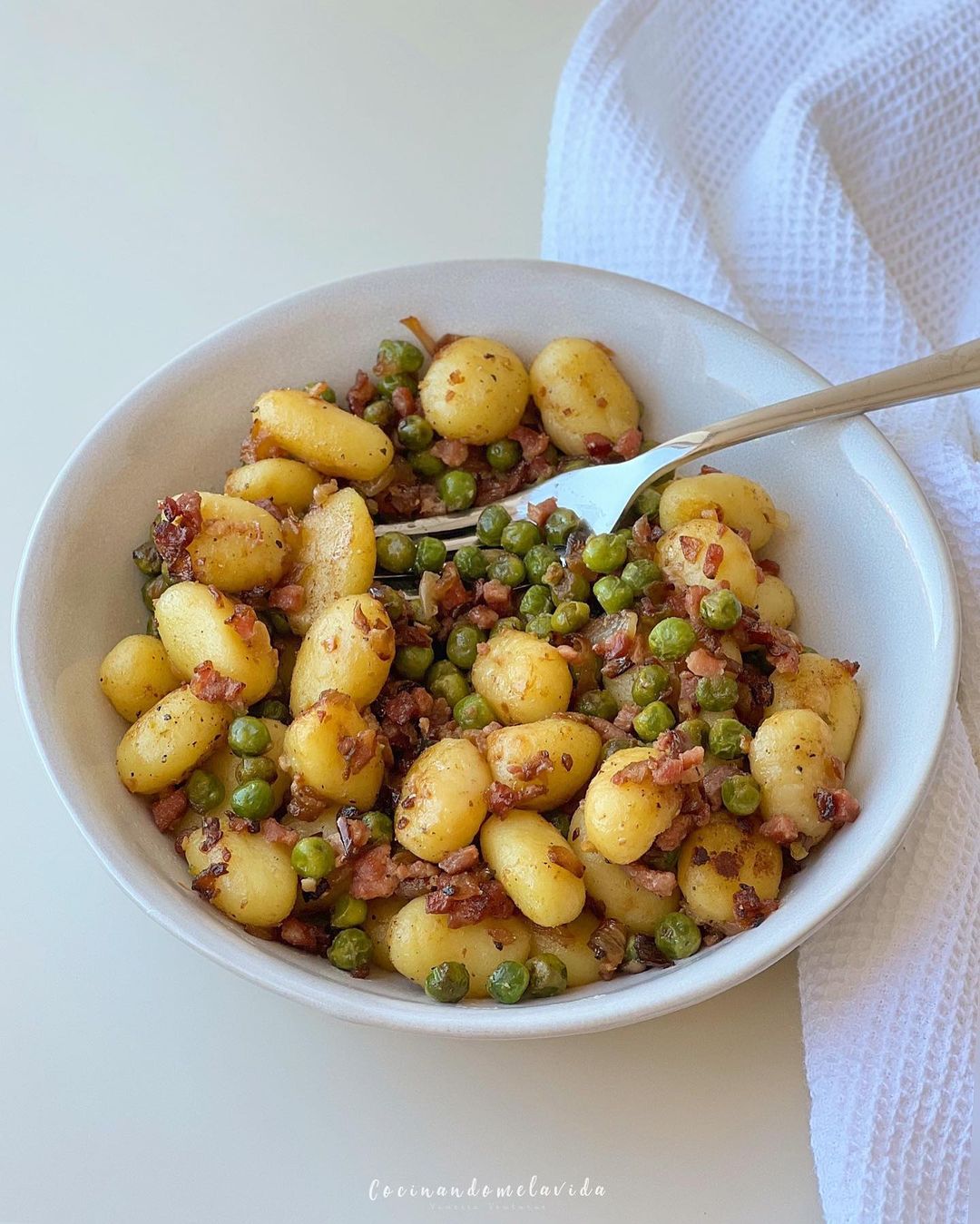 GNOCCHIS CON GUISANTES Y JAMÓN