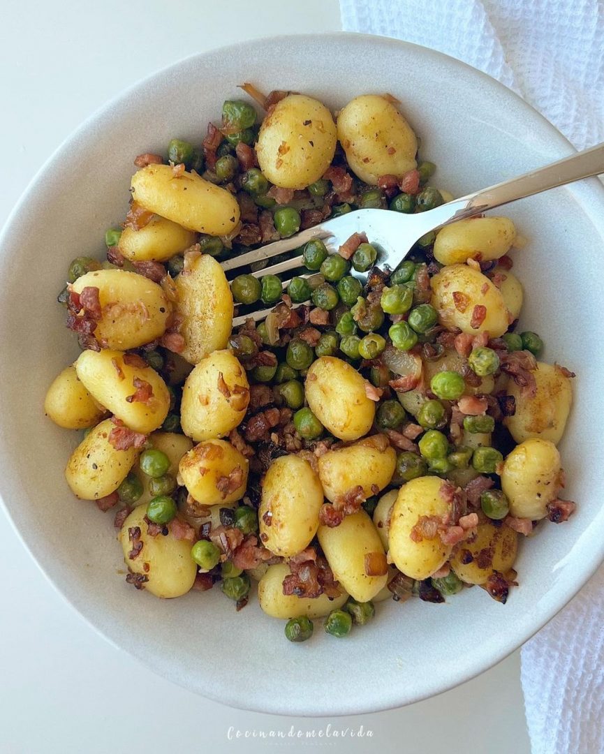 GNOCCHIS CON GUISANTES Y JAMÓN