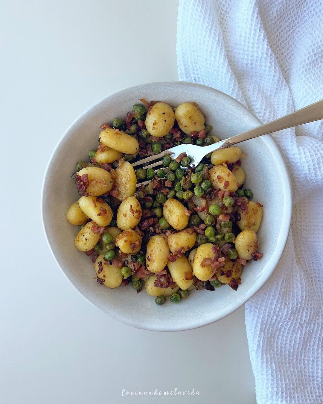 GNOCCHIS CON GUISANTES Y JAMÓN