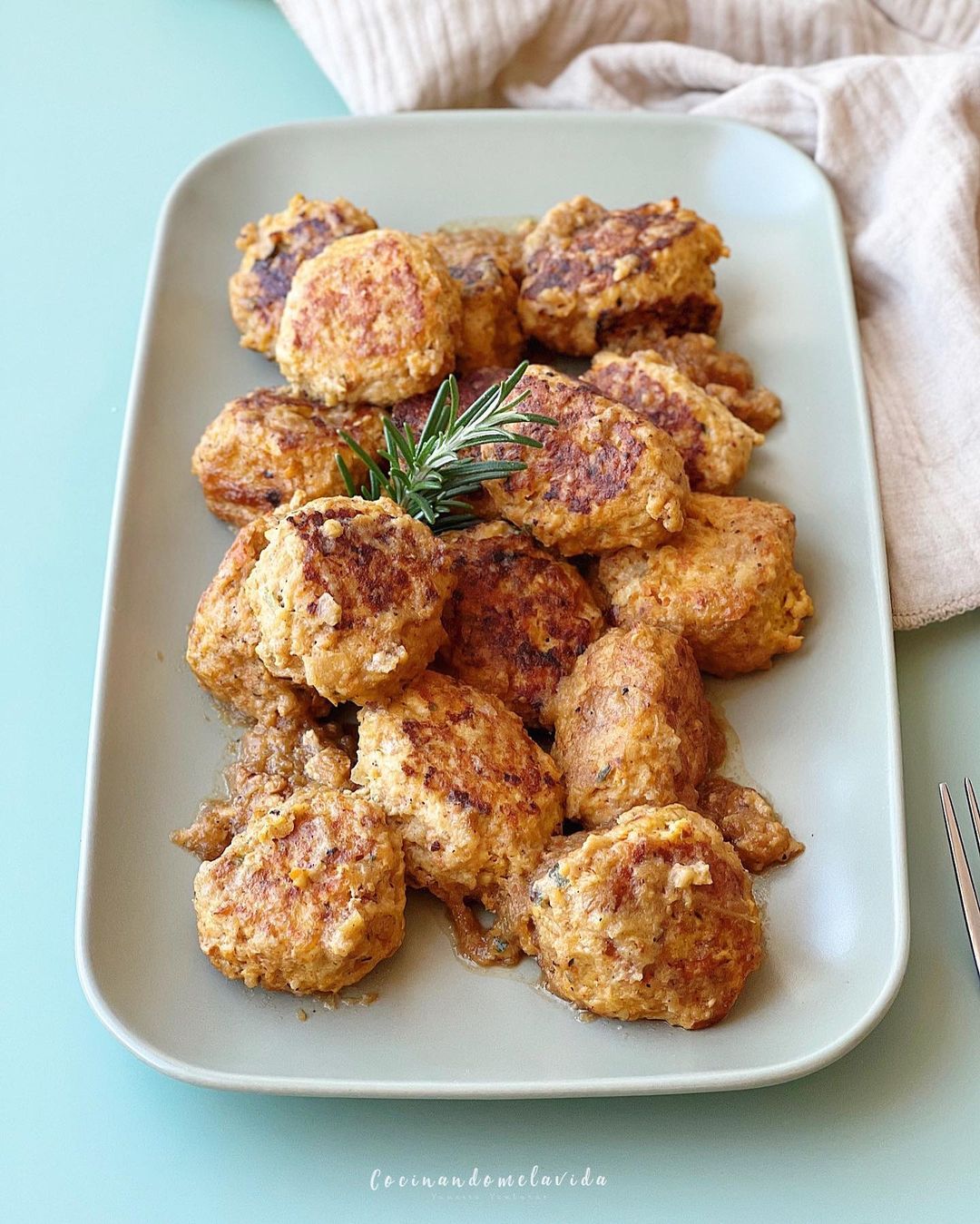 ALBONDIGAS DE POLLO EN SALSA DE CEBOLLA