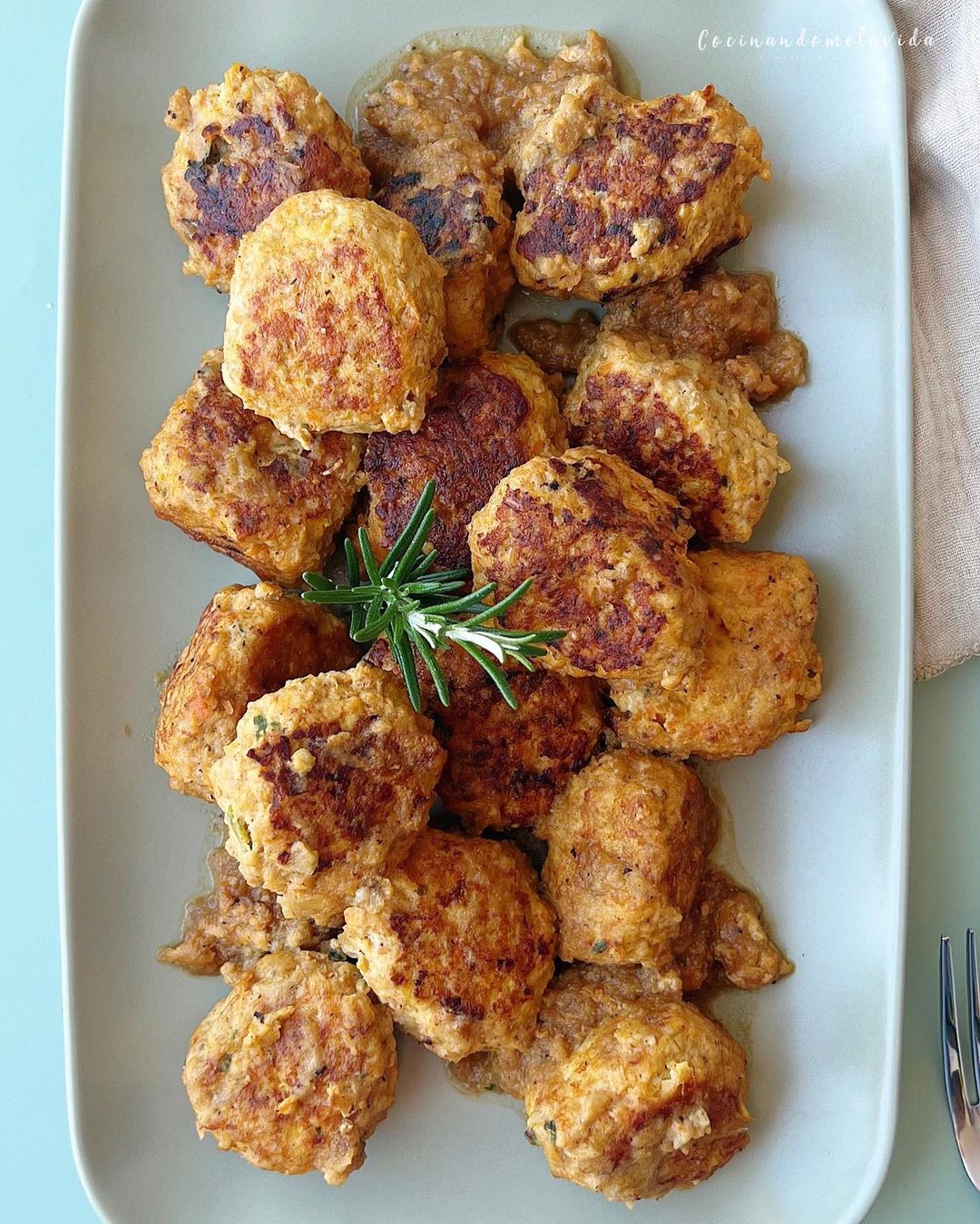 ALBONDIGAS DE POLLO EN SALSA DE CEBOLLA