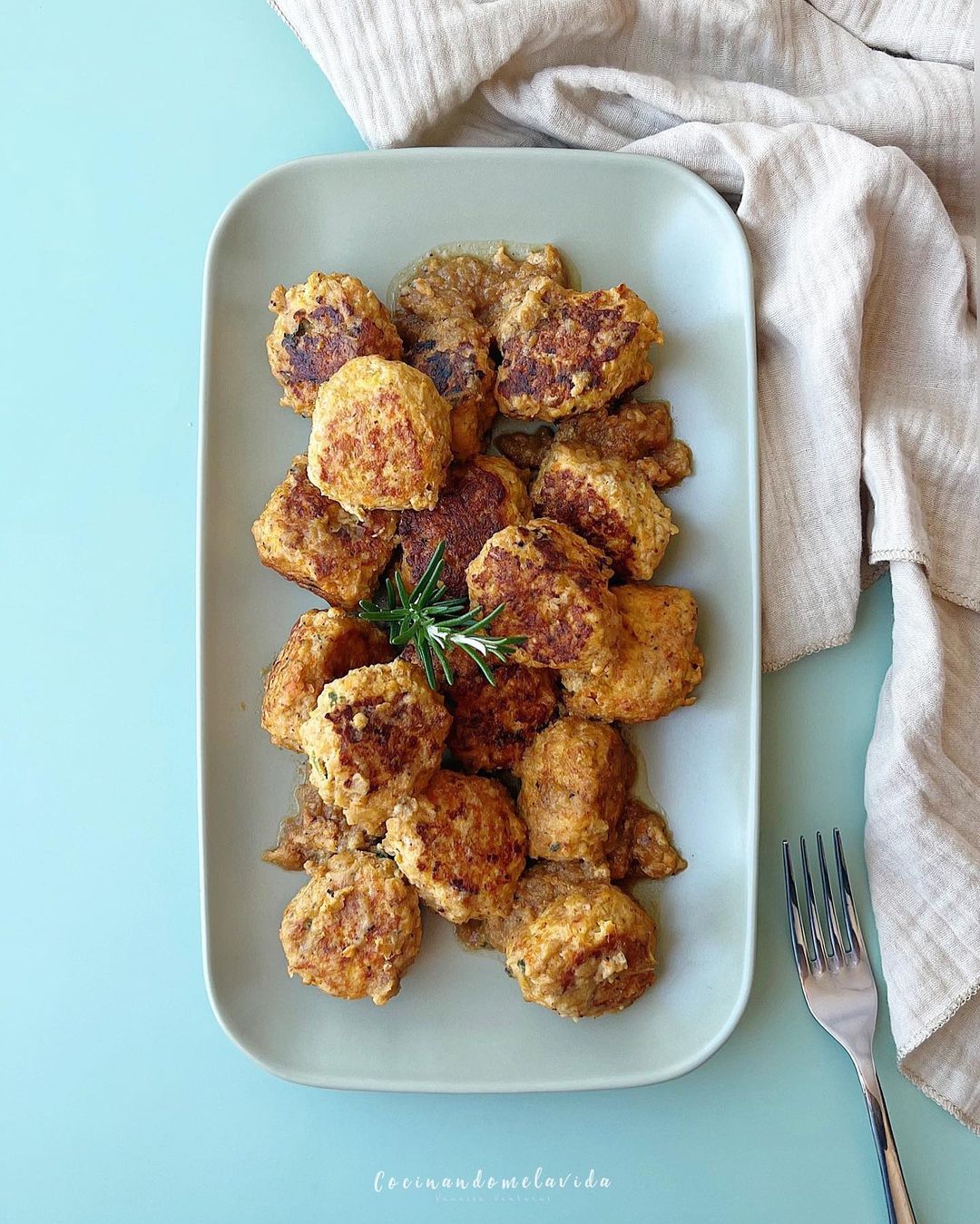 ALBONDIGAS DE POLLO EN SALSA DE CEBOLLA