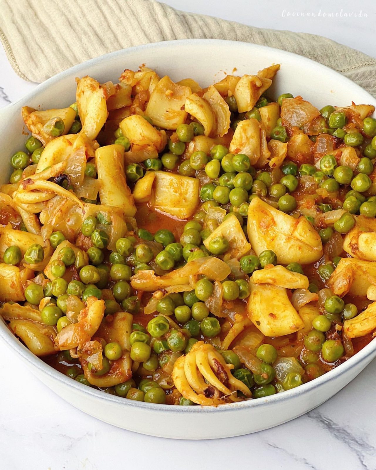 5 CENAS LIGERAS Y RÁPIDAS PARA LA VUELTA A LA RUTINA SEPIA CON TOMATE Y GUISANTES