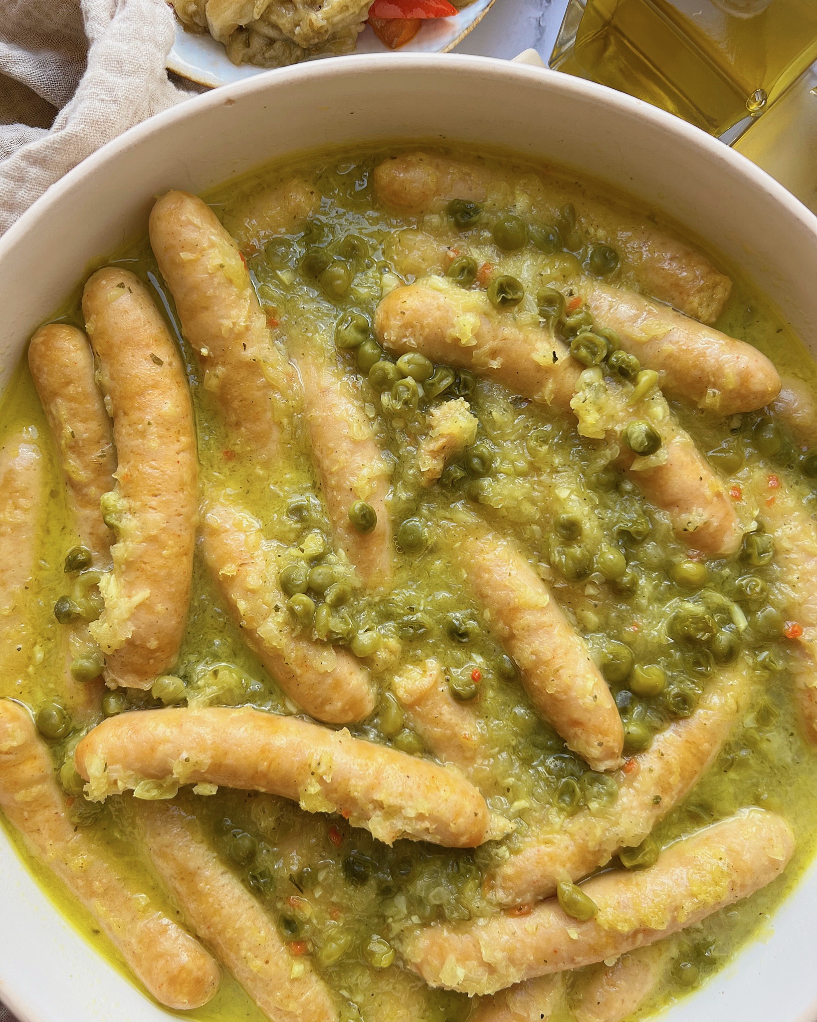 SALCHICHAS AL VINO CON GUISANTES SALCHICHAS AL VINO CON GUISANTES