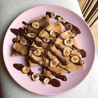 Crepes de avena, maca y canela con sirope de cacao