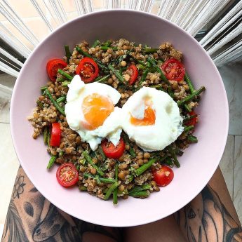 Lentejas con quinoa, espárragos, tomatitos y huevos escalfados