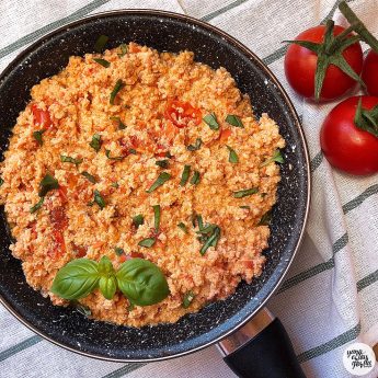Huevos revueltos con tomate y albahaca