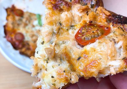 PIZZA CON BASE DE PATATA CON BONITO Y HUEVO