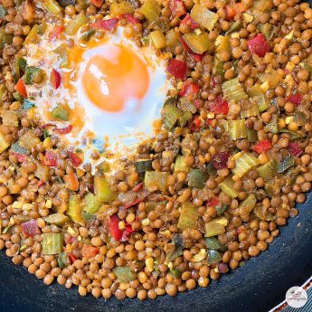 Lentejas al curry con apio, pimientos y huevo