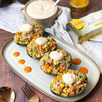 AGUACATES RELLENOS DE ATÚN, VERDURAS Y MAYONESA SIN HUEVO