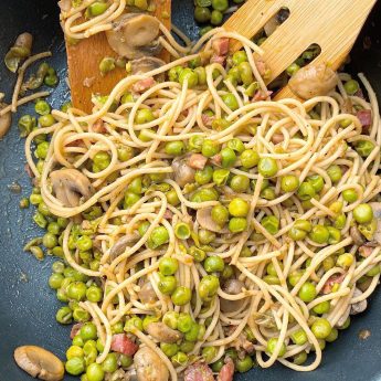 PASTA CON GUISANTES, JAMÓN Y CHAMPIÑONES