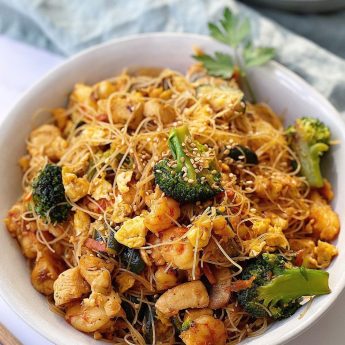 FIDEOS DE ARROZ CON GAMBONES, POLLO Y VERDURAS
