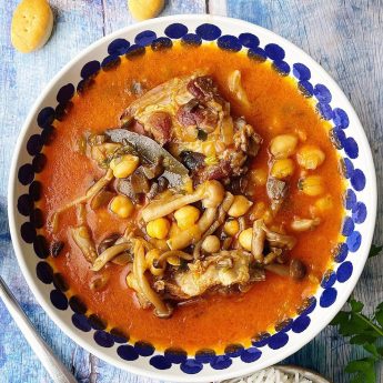 GARBANZOS ESTOFADOS CON COSTILLAS Y SETAS