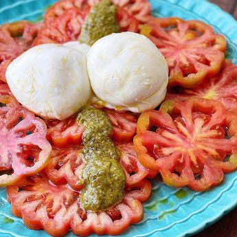 ENSALADA DE TOMATE, BURRATA Y PESTO DE ANACARDOS