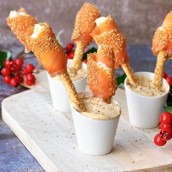 ROSAS DE SALMÓN RELLENAS DE QUESO
